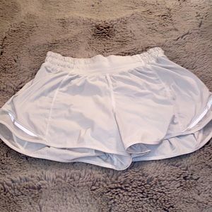 Lululemon 4” Hotty hot shorts